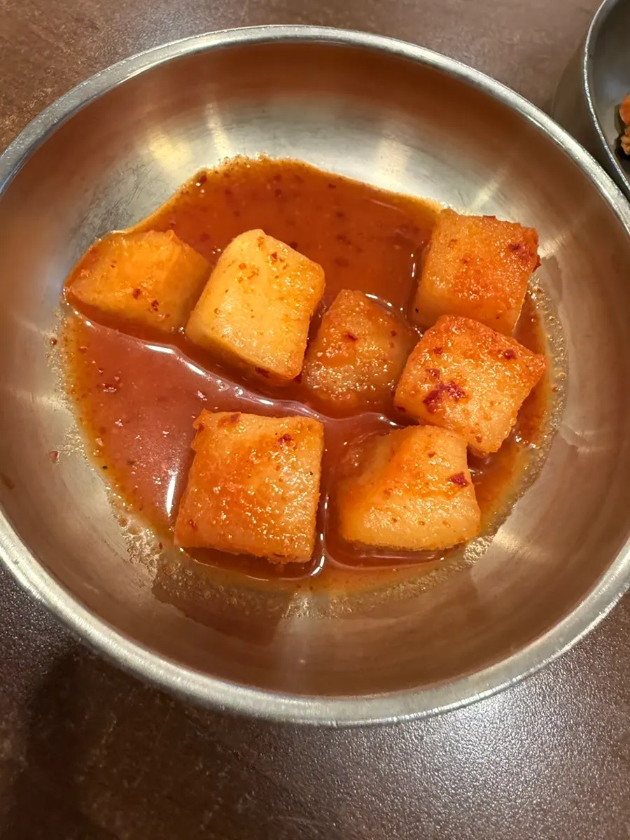 양파절임과 밑반찬 구성