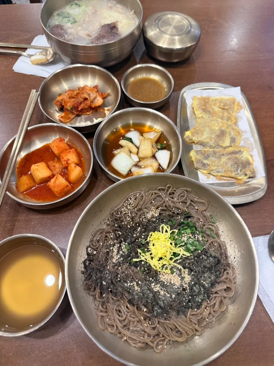 함박곰탕 정식과 막국수가 차려진 상