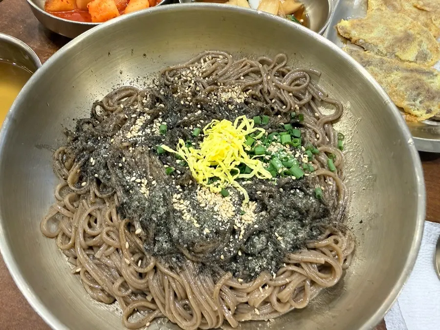 김가루와 깨가 올라간 들기름메밀막국수
