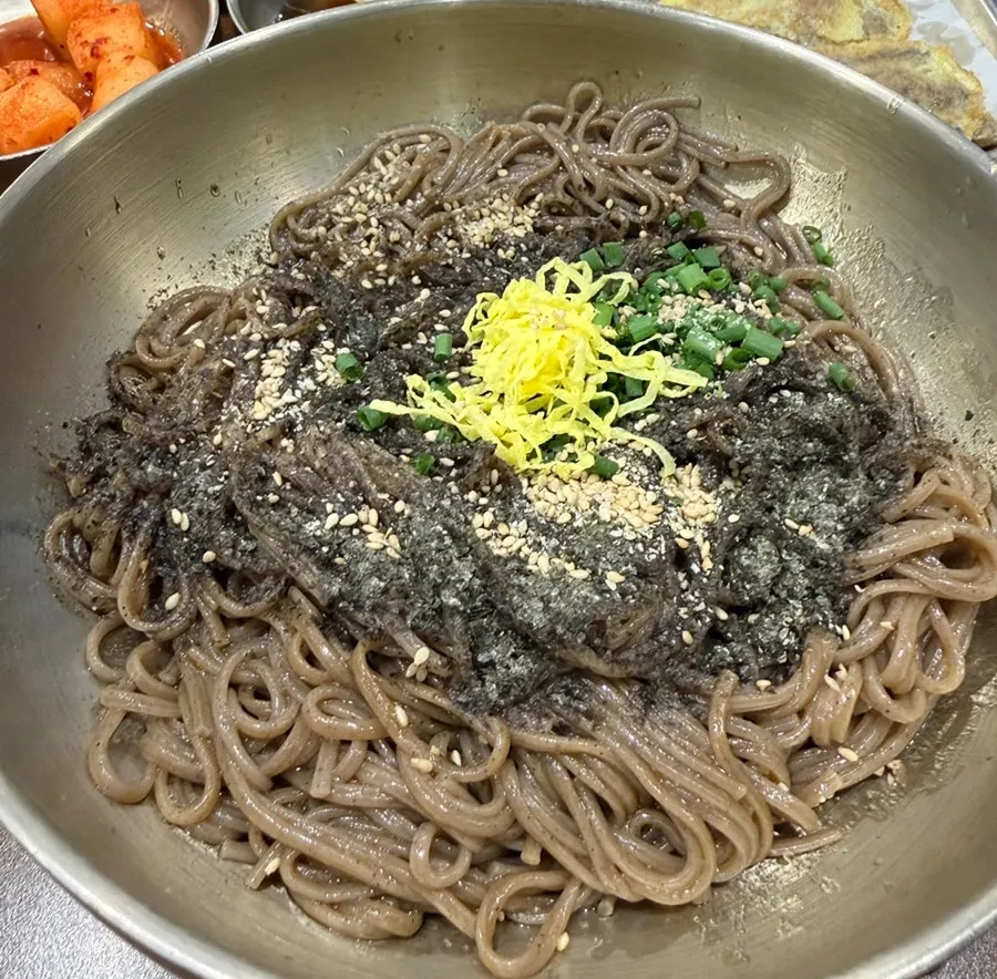 들기름을 넉넉히 두른 메밀면