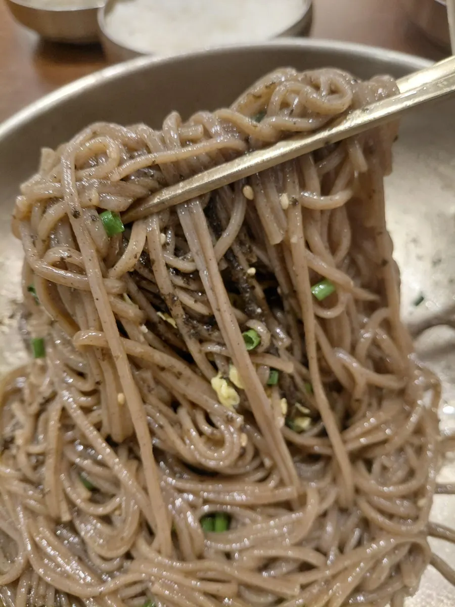 막국수와 함께 나온 냉면 육수