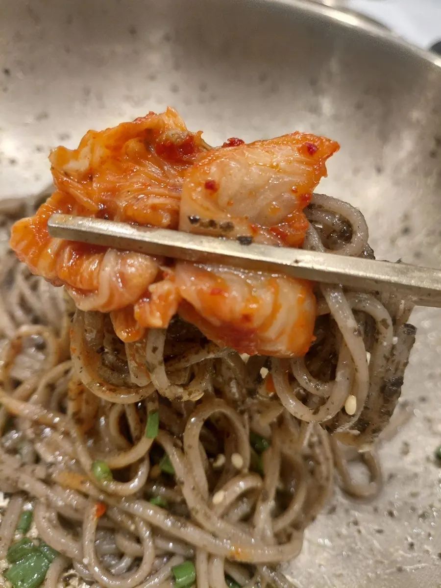 육전을 곁들인 막국수 한 젓가락