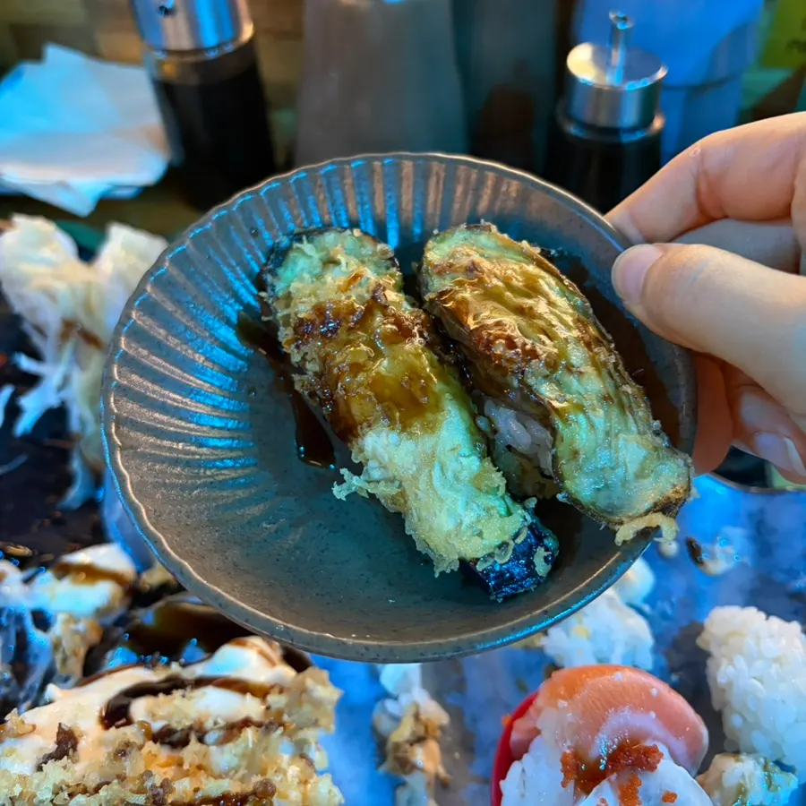 날치알과 양파를 올린 연어 초밥