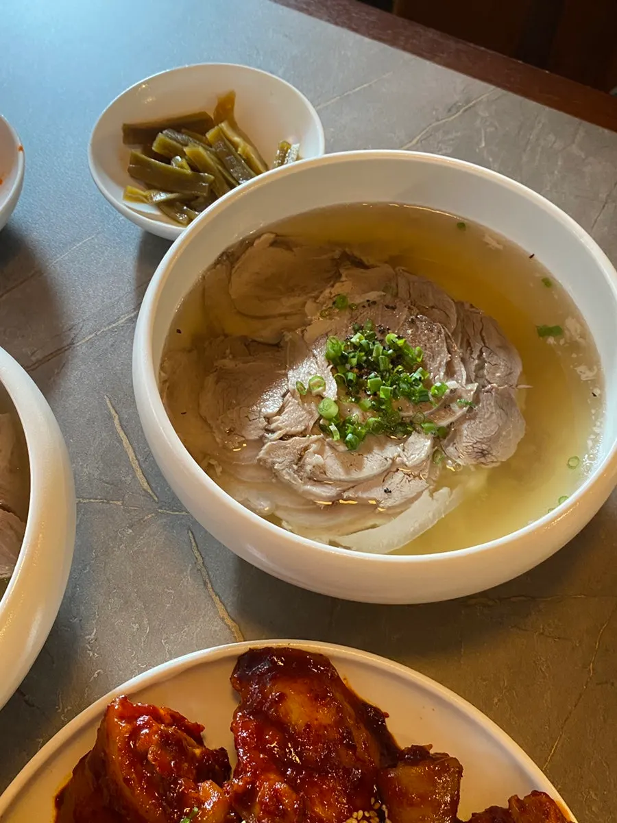 Clear, clean broth of the Pyeongyang naengmyeon