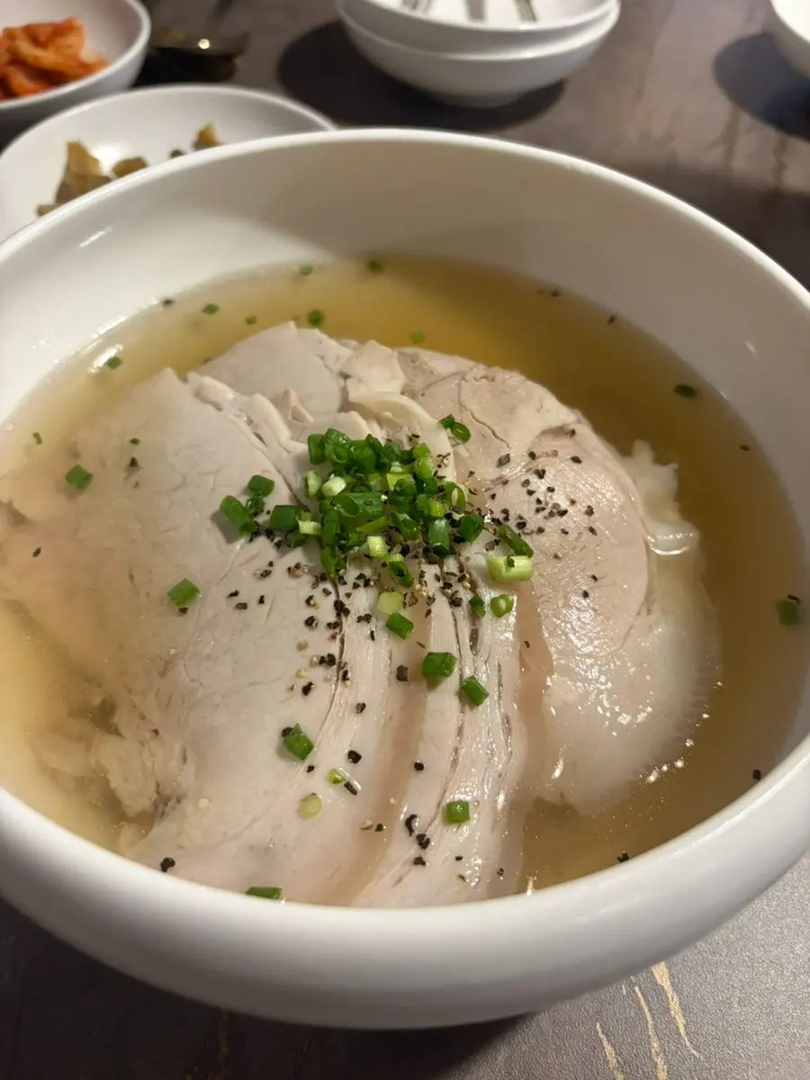 기름기 없이 투명한 안옥 맑은 곰탕