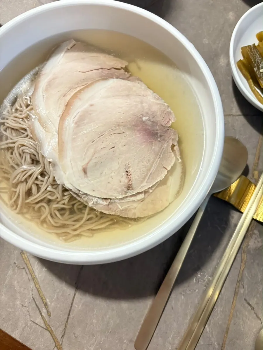 커다란 고기가 올라간 안옥 평양냉면