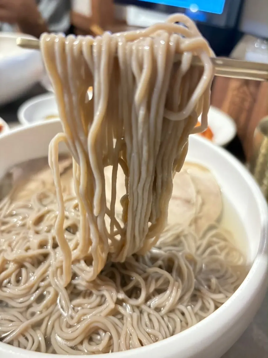 탱글한 면발을 들어올린 평양냉면
