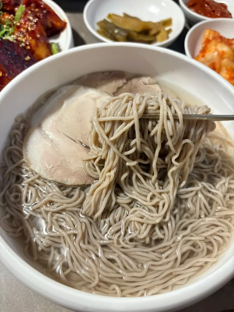 고기와 함께 먹는 안옥 평양냉면