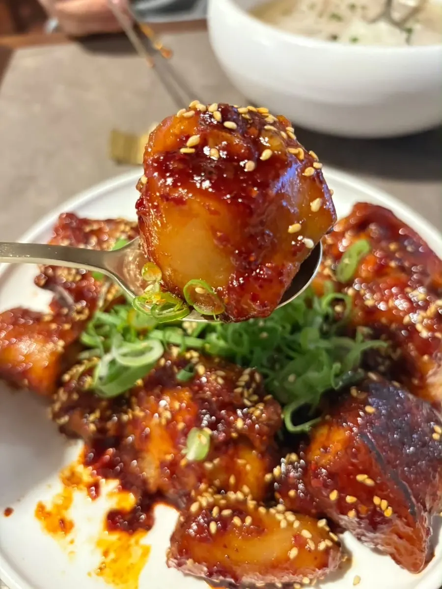 윤기 흐르는 돼지꼬리찜 한 점