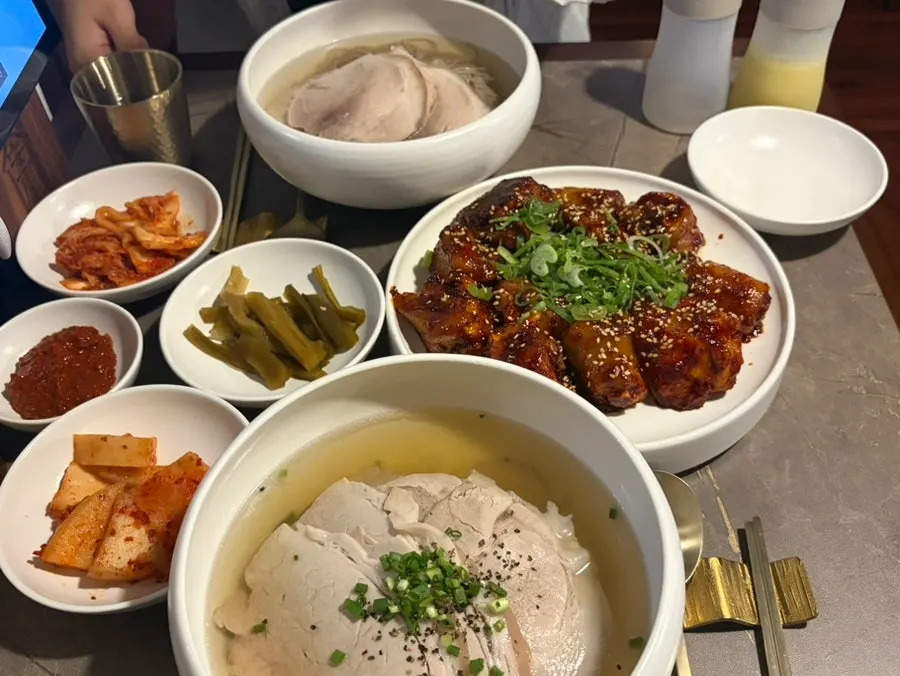 곰탕 평양냉면 돼지꼬리찜이 올라간 한 상