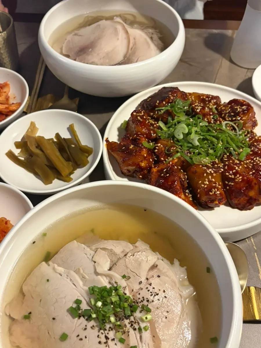 식사를 마친 안옥 테이블과 한옥 분위기