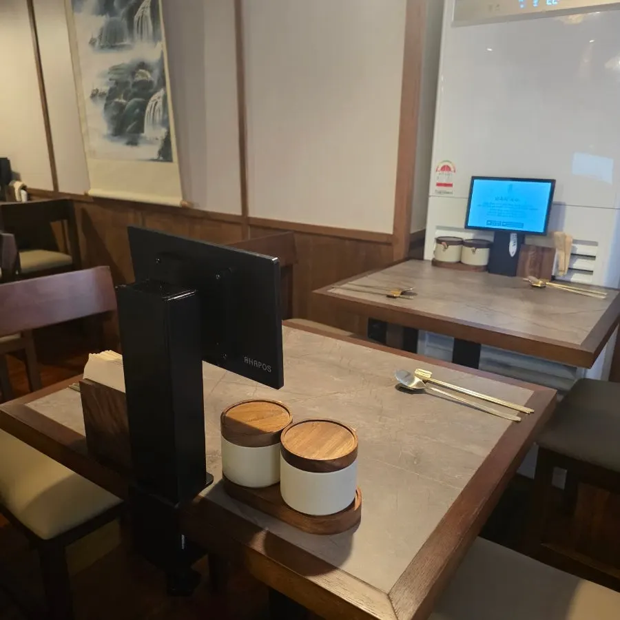 안옥 내부 좌석과 한옥 마당 풍경