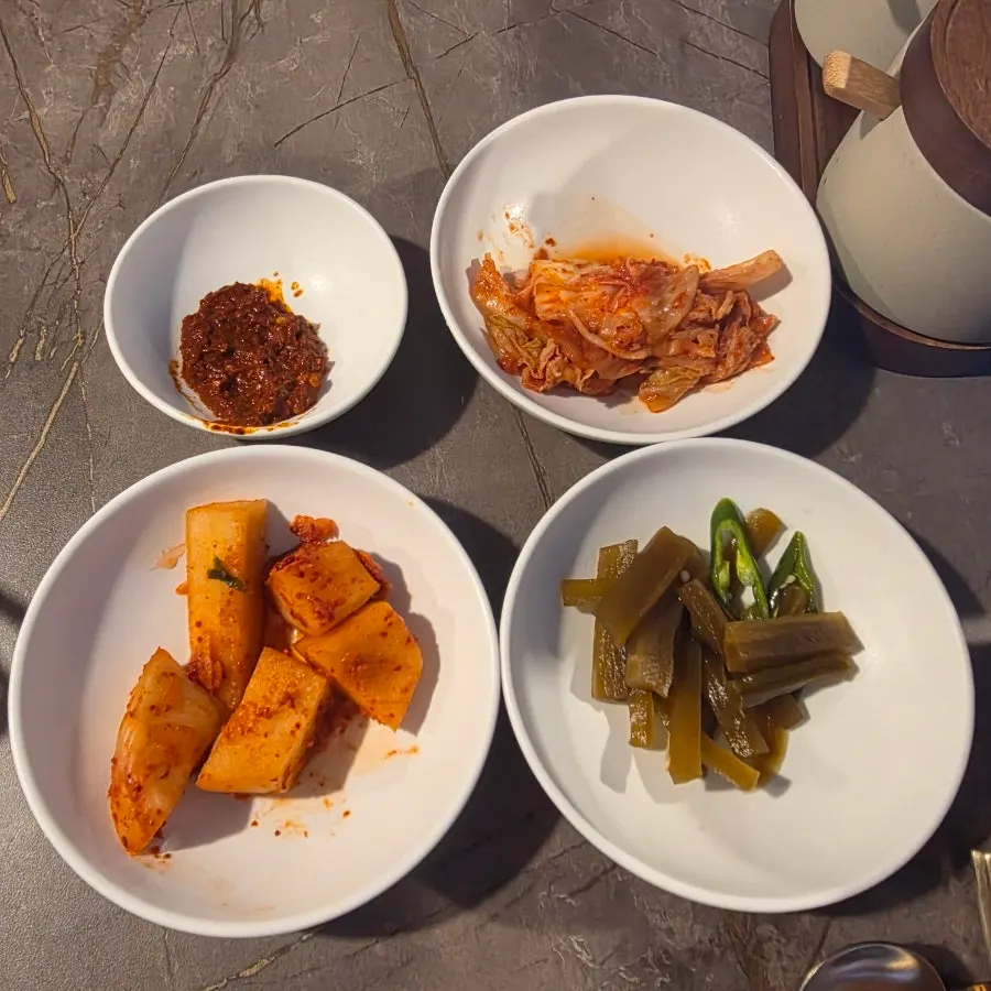 안옥 기본 반찬 김치와 장아찌