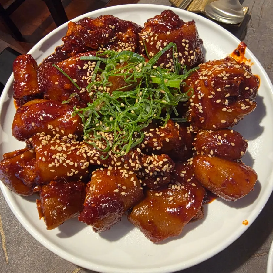 양념 올린 안옥 돼지꼬리찜 클로즈업