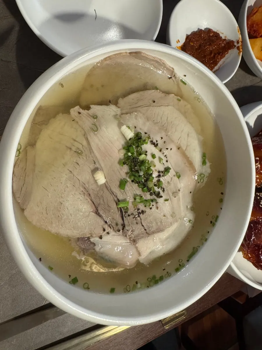 직접 끓인 안옥 곰탕 육수