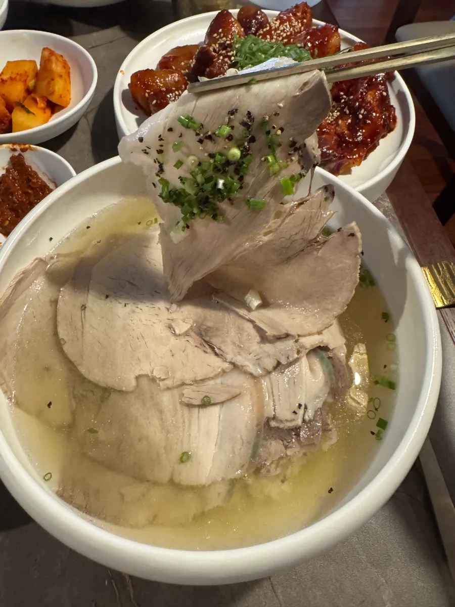 안옥 곰탕 고기와 밥 한 공기