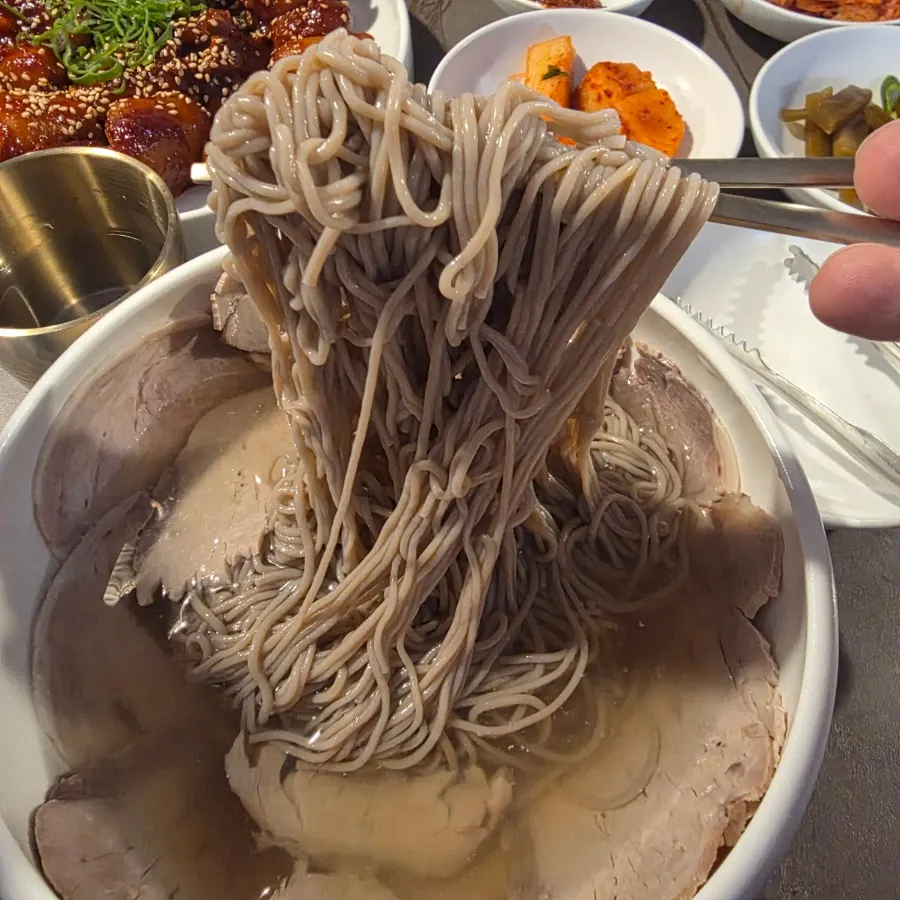 고기 고명 올린 안옥 평양냉면