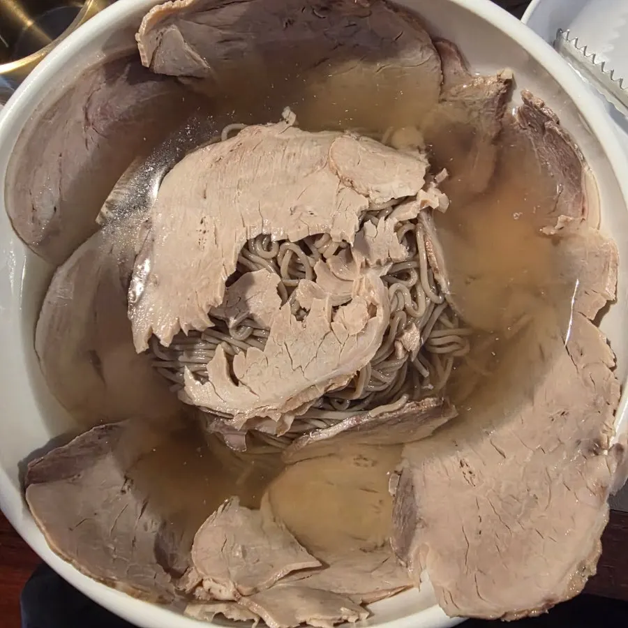 평양냉면 육수에 말아 넣은 공기밥