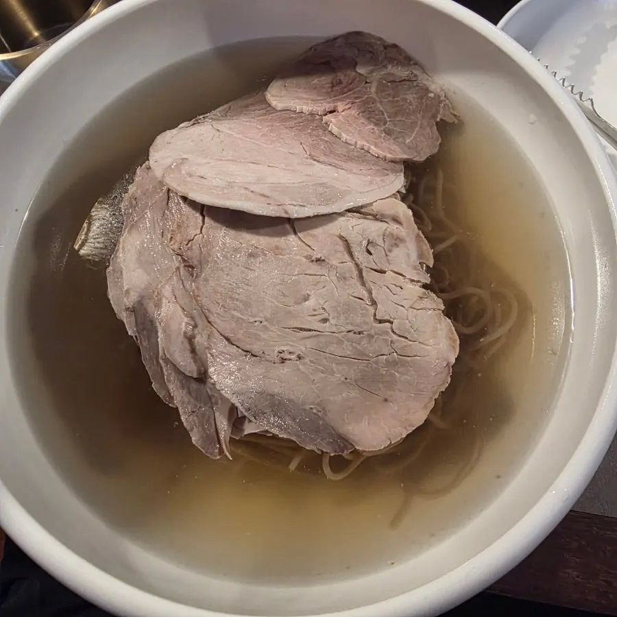 고기 고명이 가득 남은 평양냉면 그릇