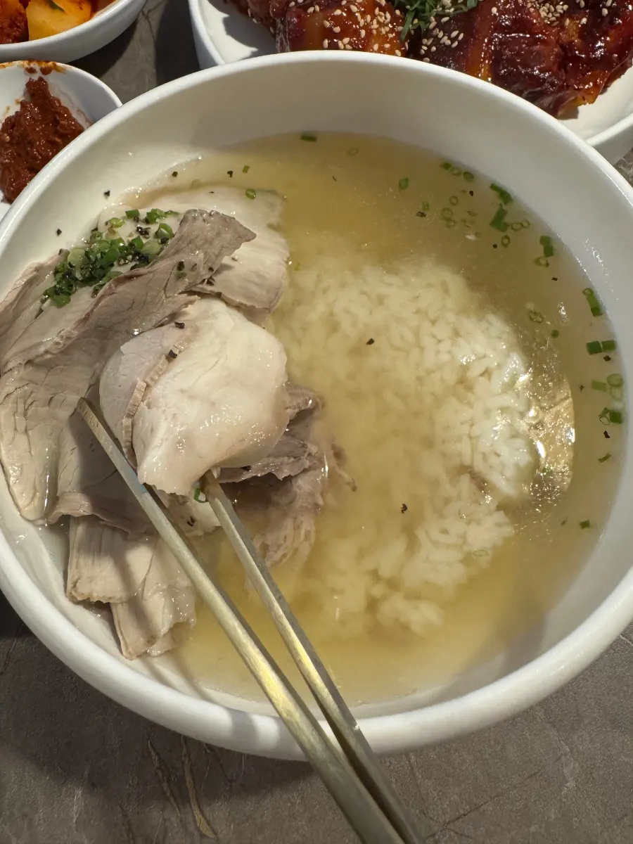 식사를 마친 안옥 한옥 실내 풍경
