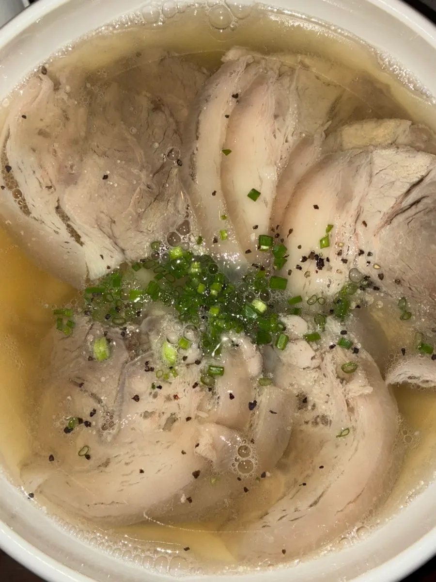 맑은 국물이 담긴 안옥 맑은곰탕 한 그릇