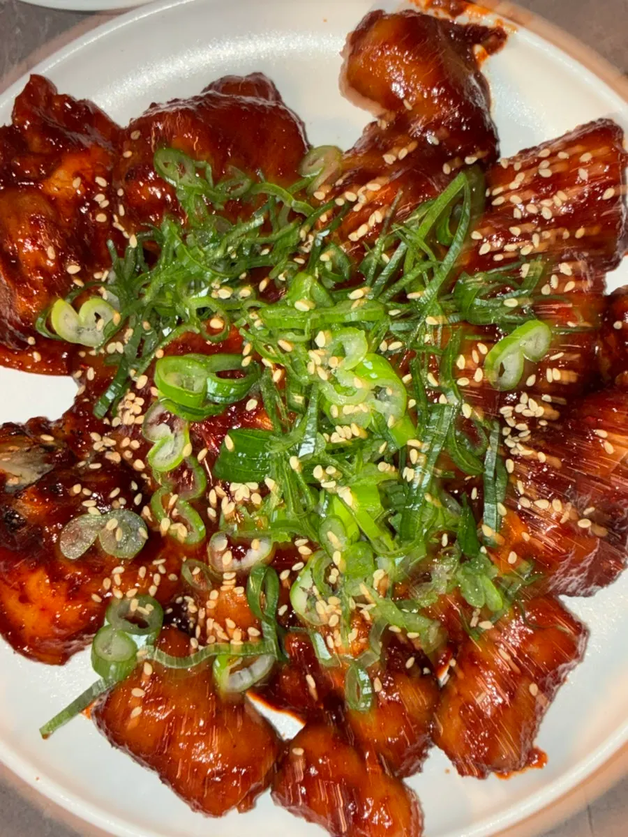 곰탕과 김치를 곁들인 점심 한 상