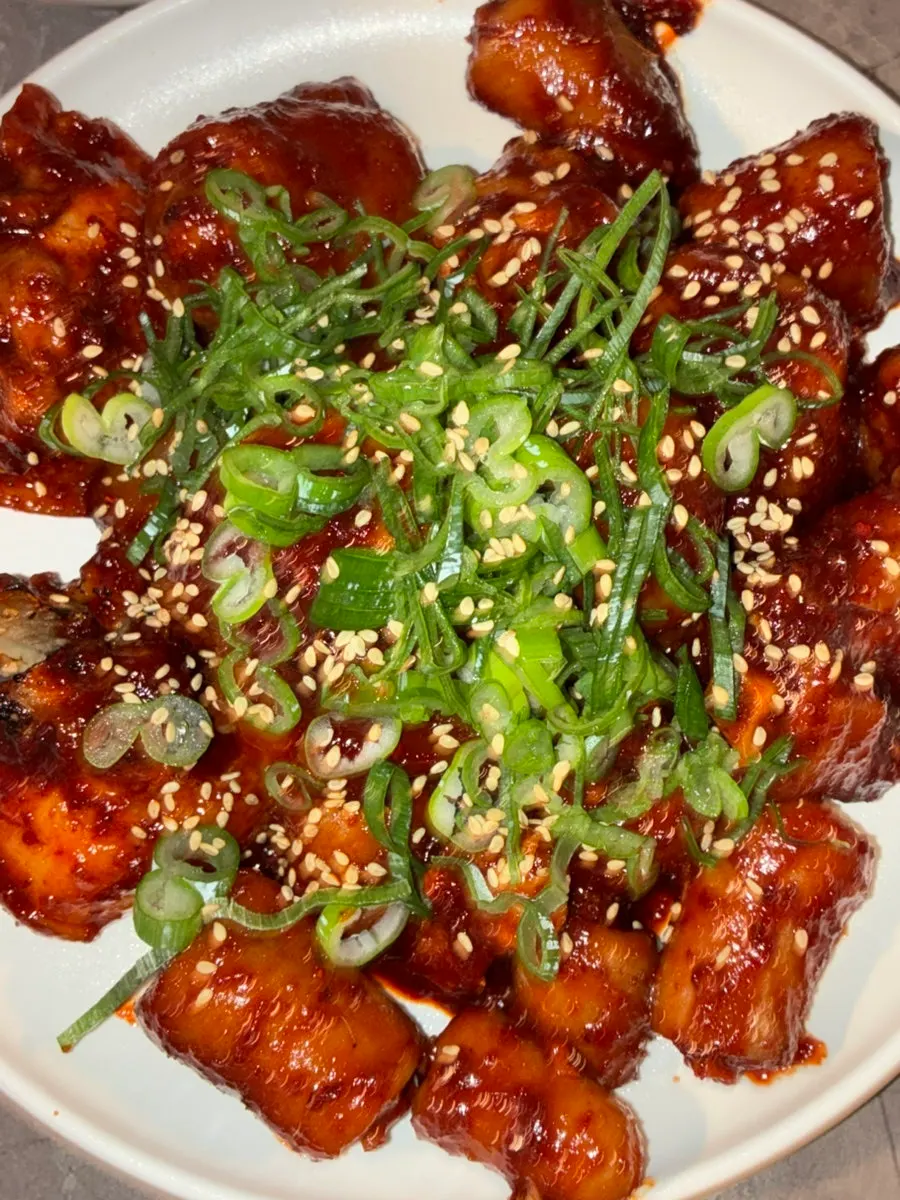 양념이 밴 돼지꼬리찜 가까이서 본 모습