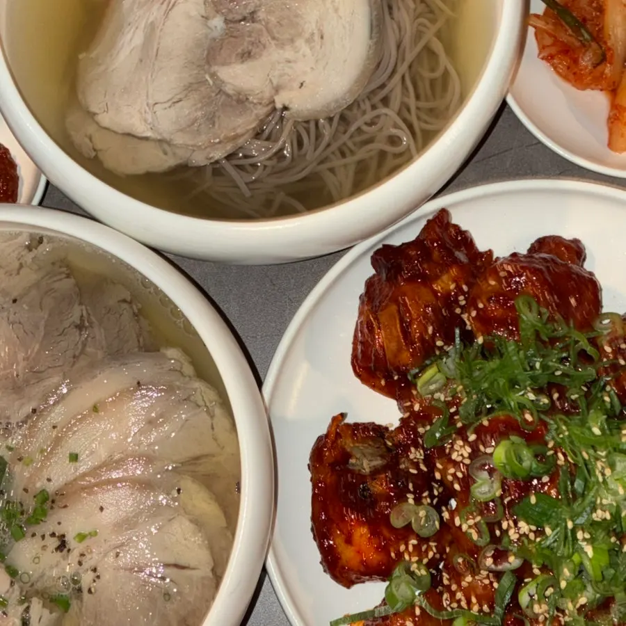안옥 메뉴와 반찬이 놓인 식탁