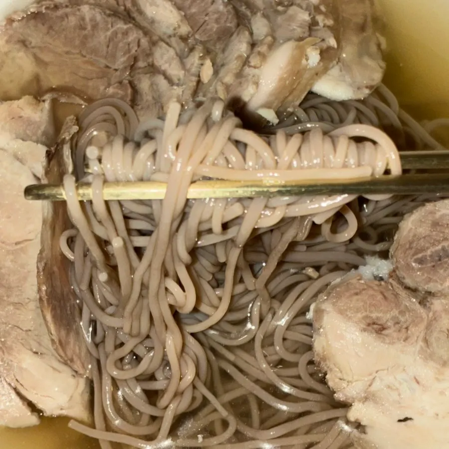 목재와 조명이 어우러진 안옥 공간