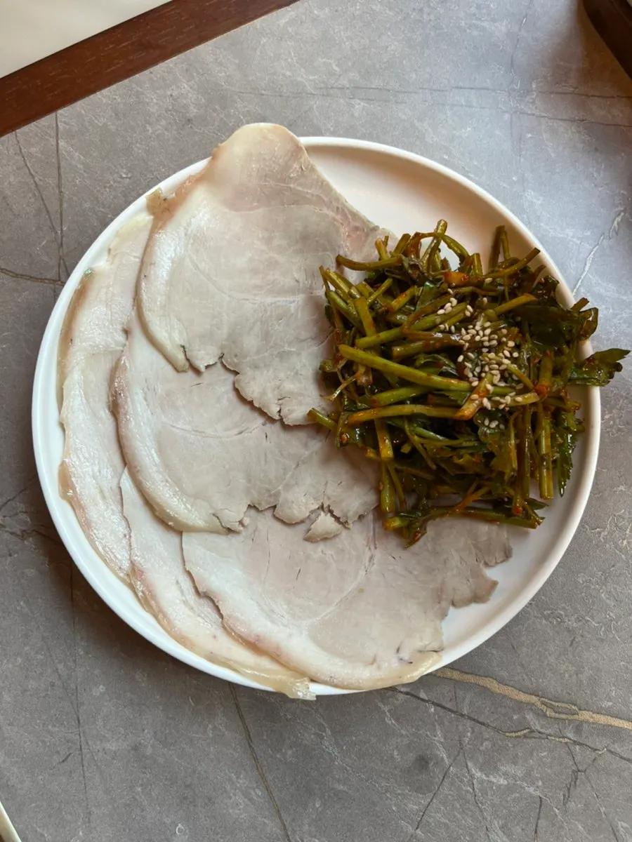 Table set with cold pork half plate and Pyongyang naengmyeon