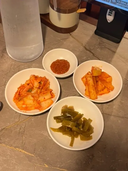 Basic side dishes: kimchi, kkakdugi, and jangajji