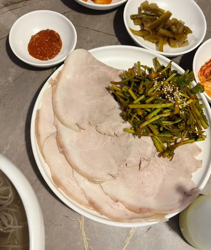 Bowl of half-eaten Pyongyang naengmyeon