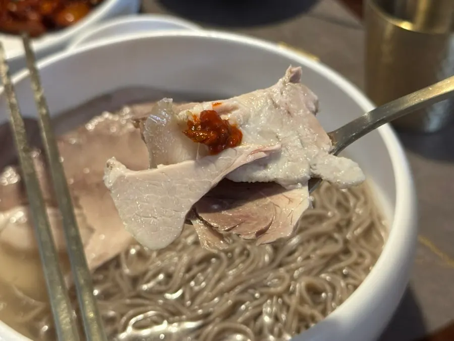 홍대 골목에 자리한 안옥 한옥 외관