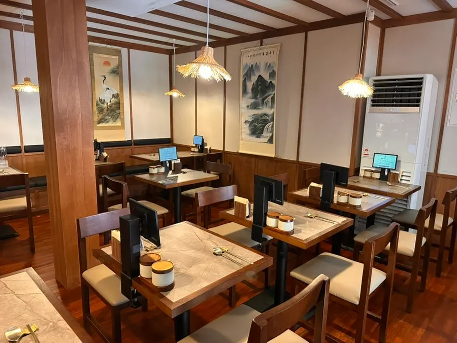 안옥 한식당 실내 좌석과 한옥 인테리어