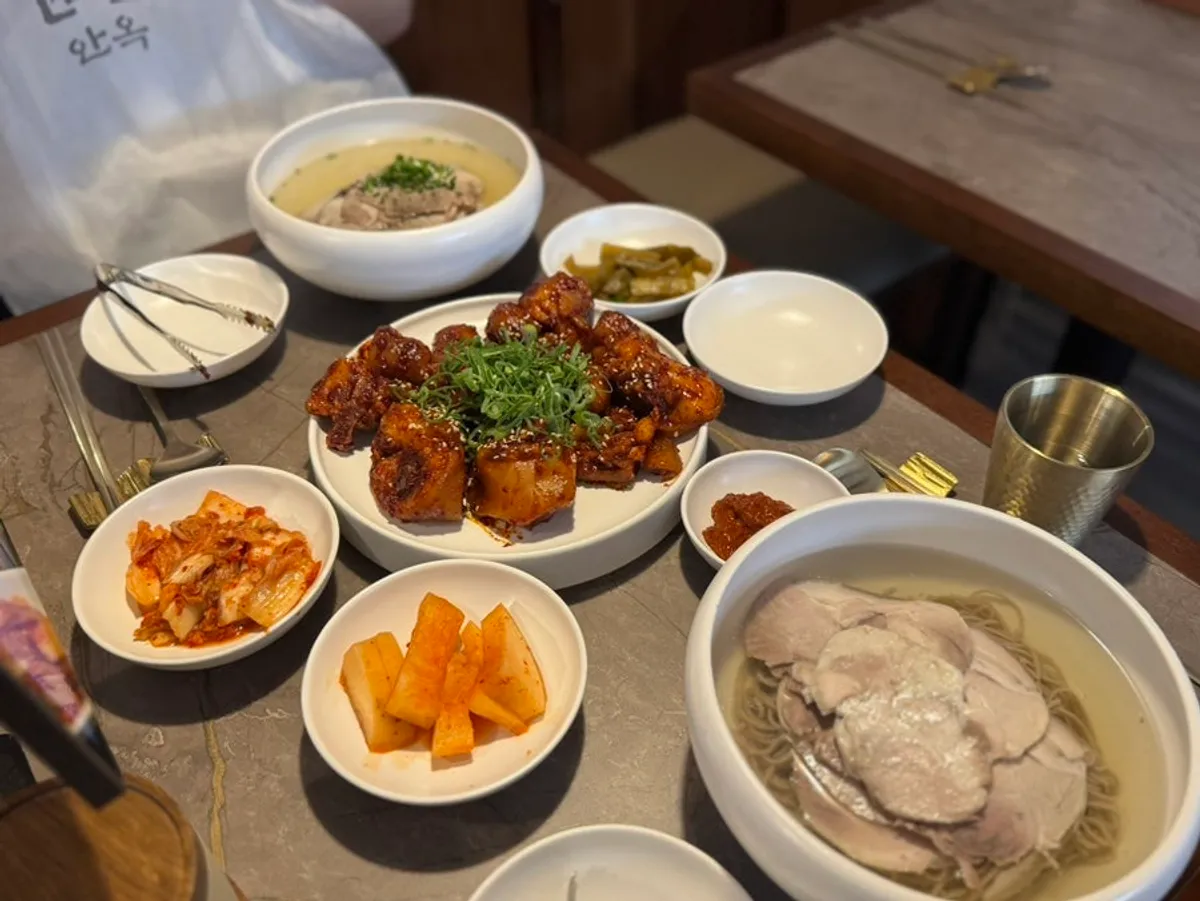 안옥에서 주문한 곰탕과 평양냉면, 돼지꼬리찜 한 상