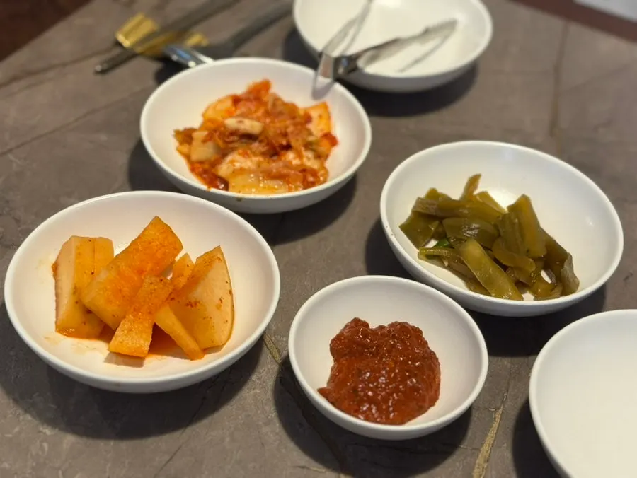 안옥 세 메뉴가 차려진 테이블