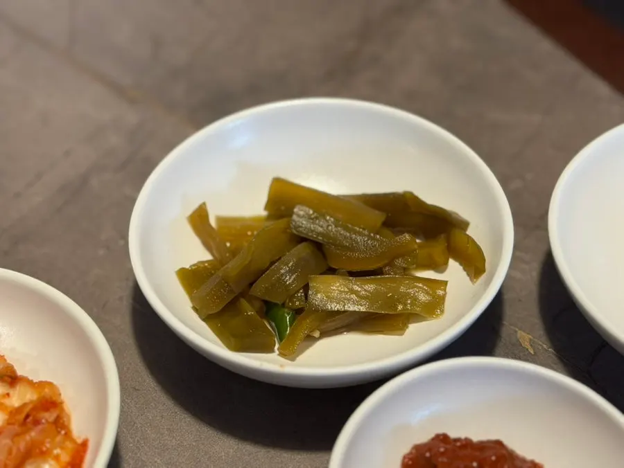 안옥 반찬과 메인 메뉴가 놓인 상차림