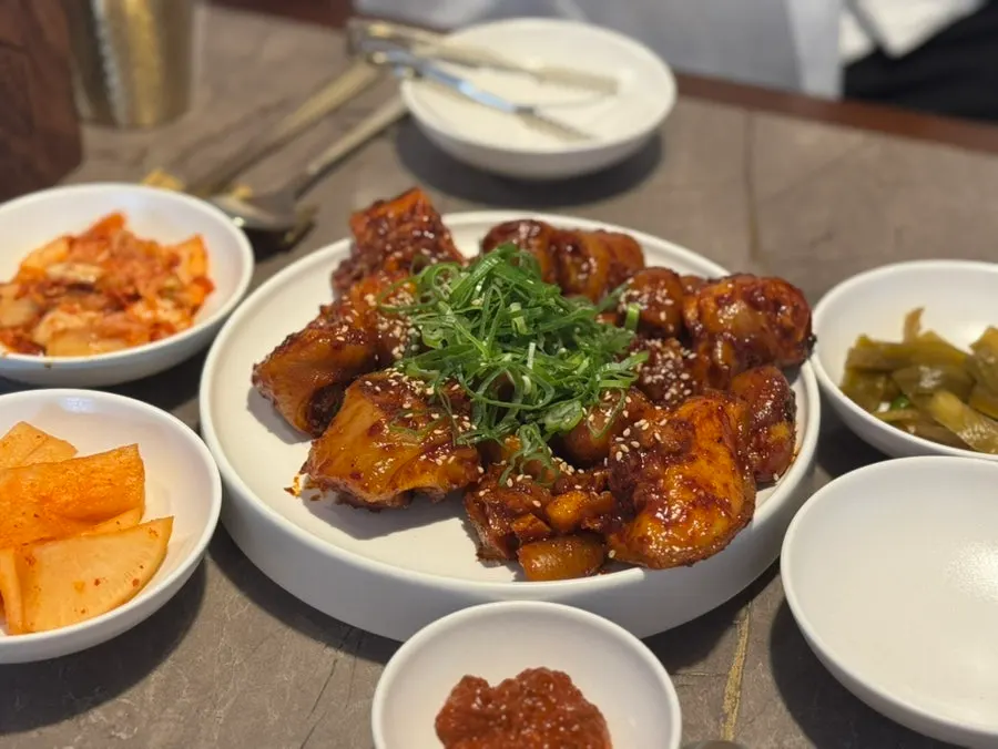 한옥 분위기에서 먹는 안옥 곰탕 한 그릇