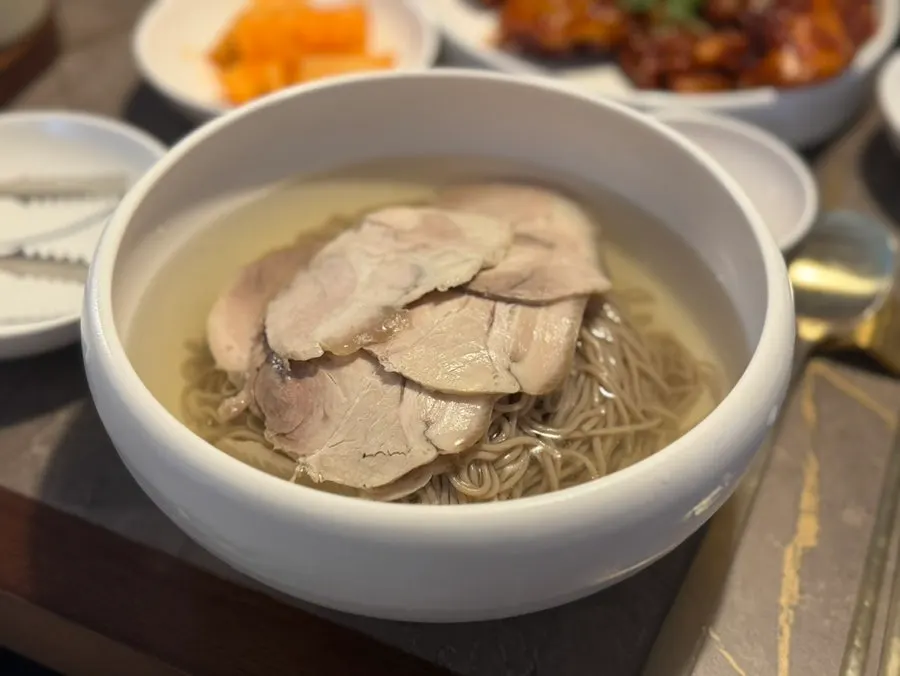 돼지꼬리찜 한 점을 집어 든 모습