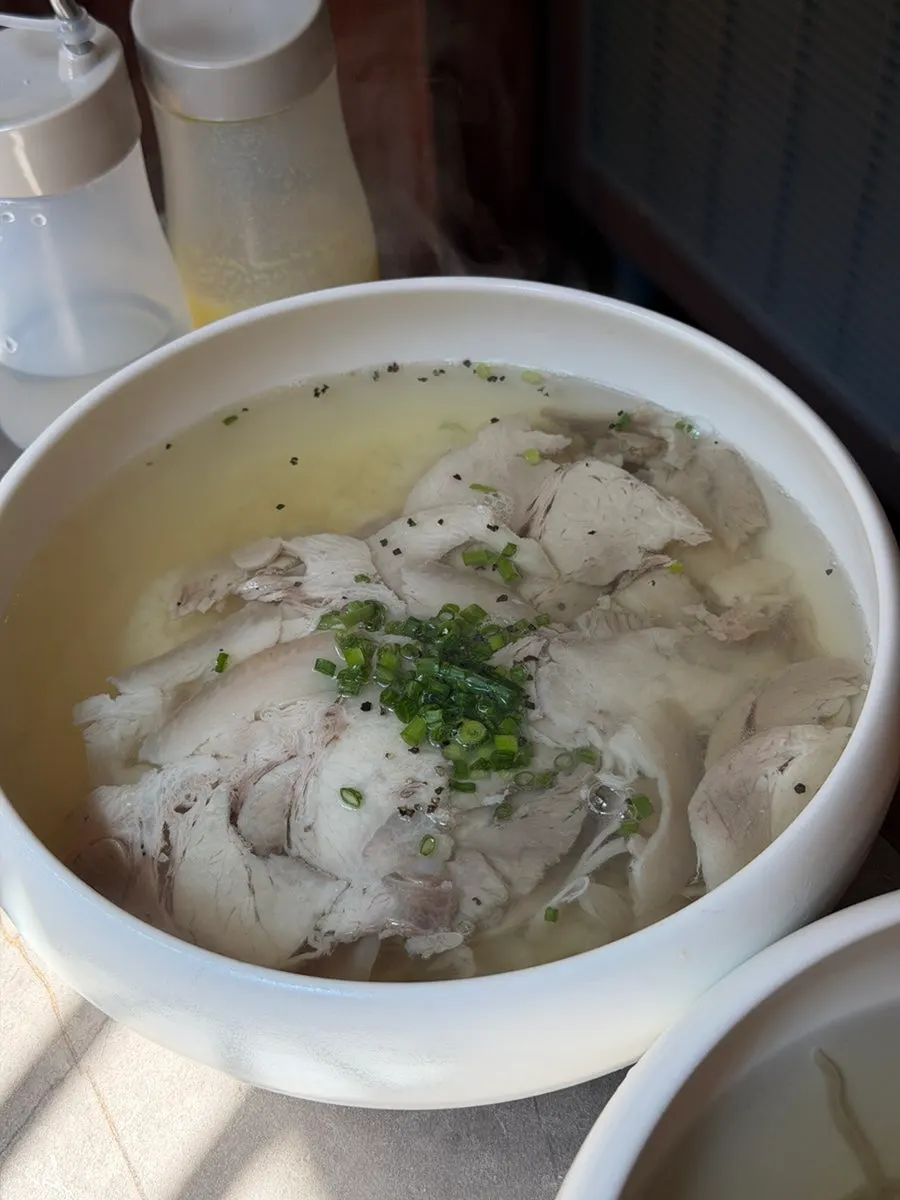 도자기 그릇에 담긴 안옥 맑은 곰탕