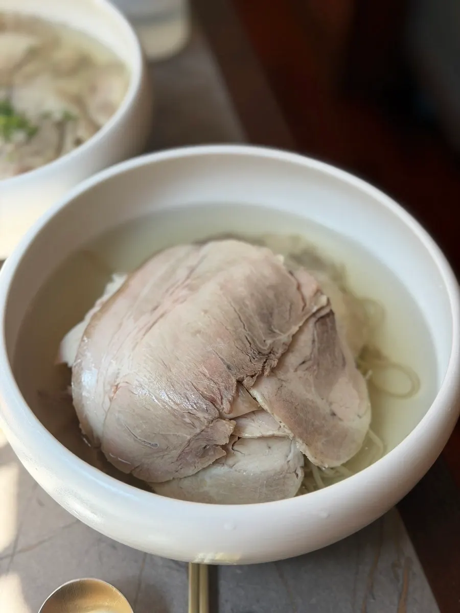 곰탕 국물을 떠올린 모습