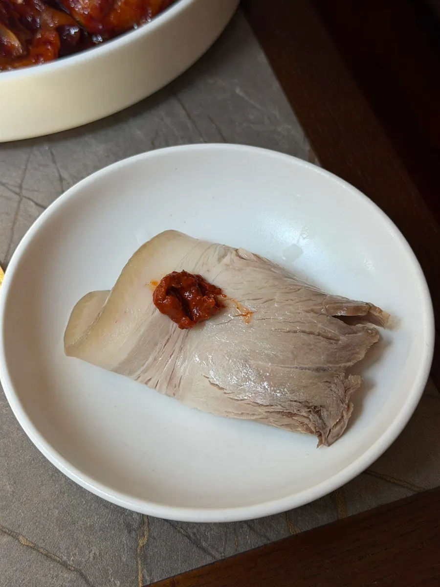 젓가락으로 들어올린 메밀면