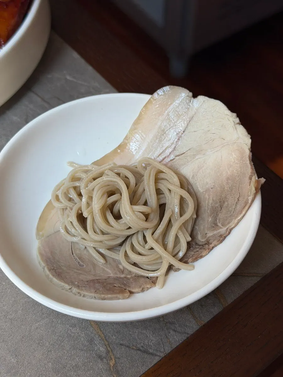 평양냉면 위 냉제육 스타일 고기 토핑