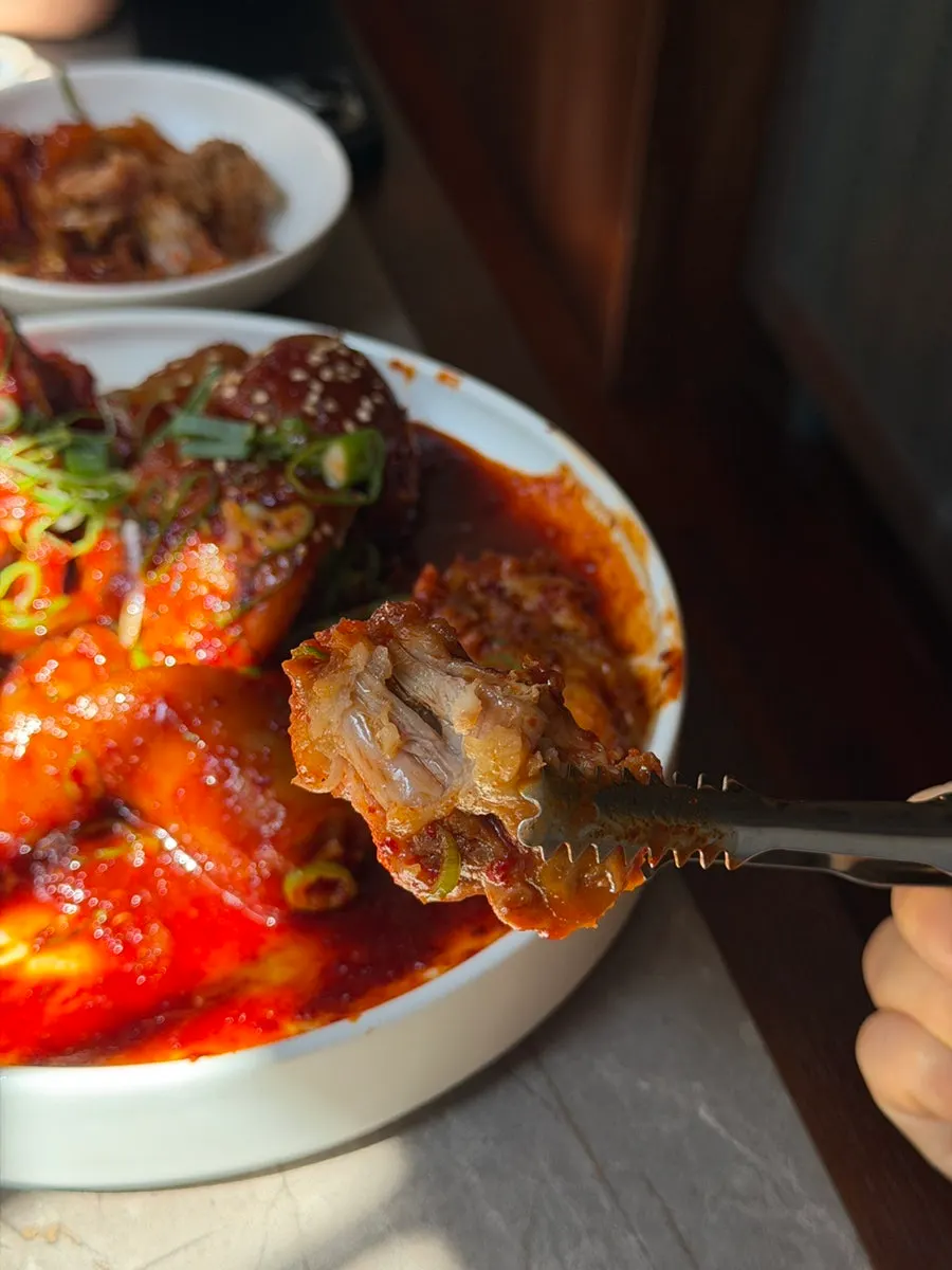 부드럽게 익은 돼지꼬리찜 살코기