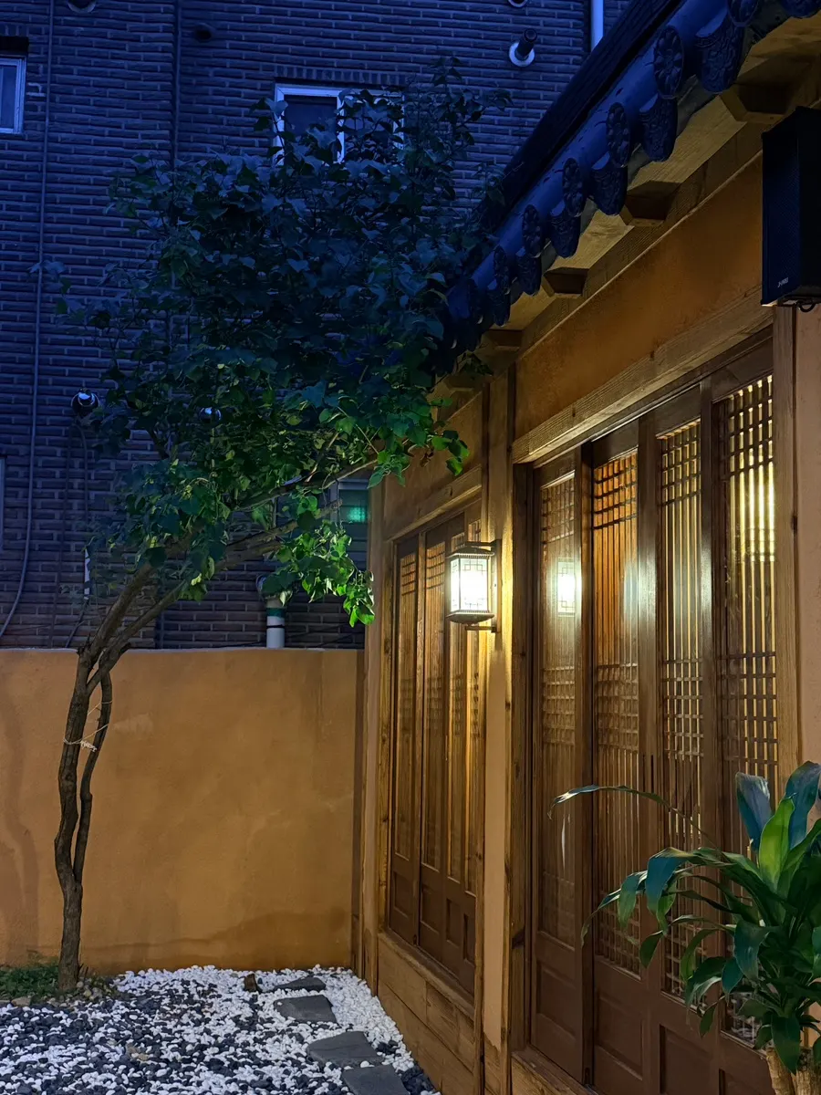 Entrance of Anok with no wait on a weekday evening
