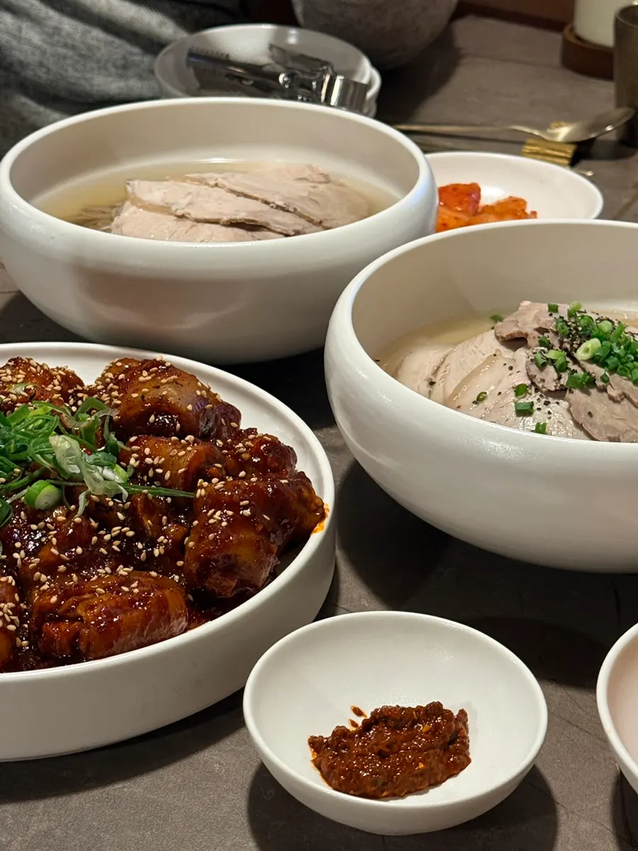 Table set with pork tail jjim and Pyongyang naengmyeon together