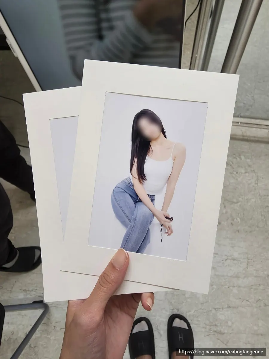 Print in a four-cut photo booth style