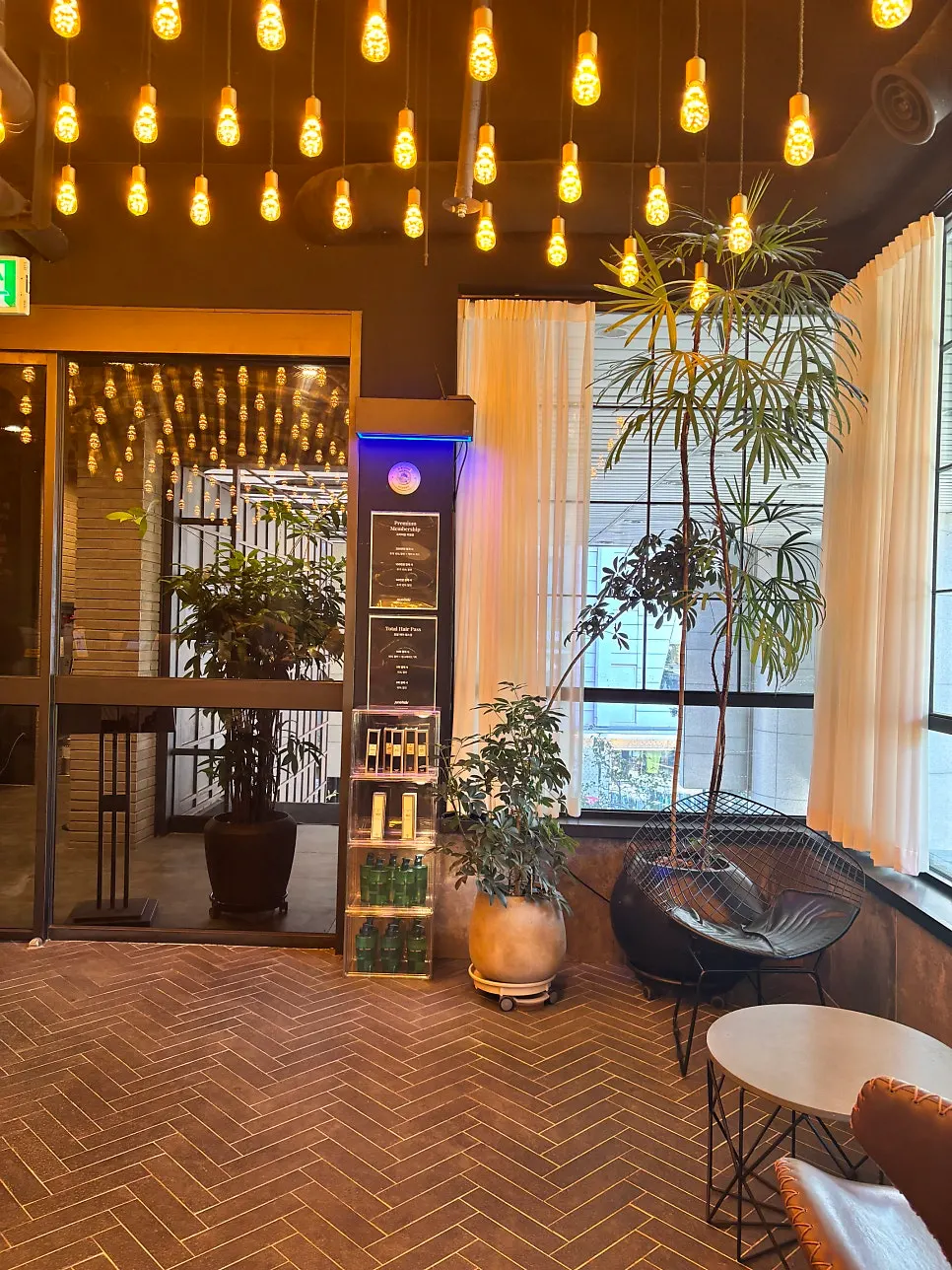 Spacious, comfortable interior of Juno Hair Hongdae Entrance Branch