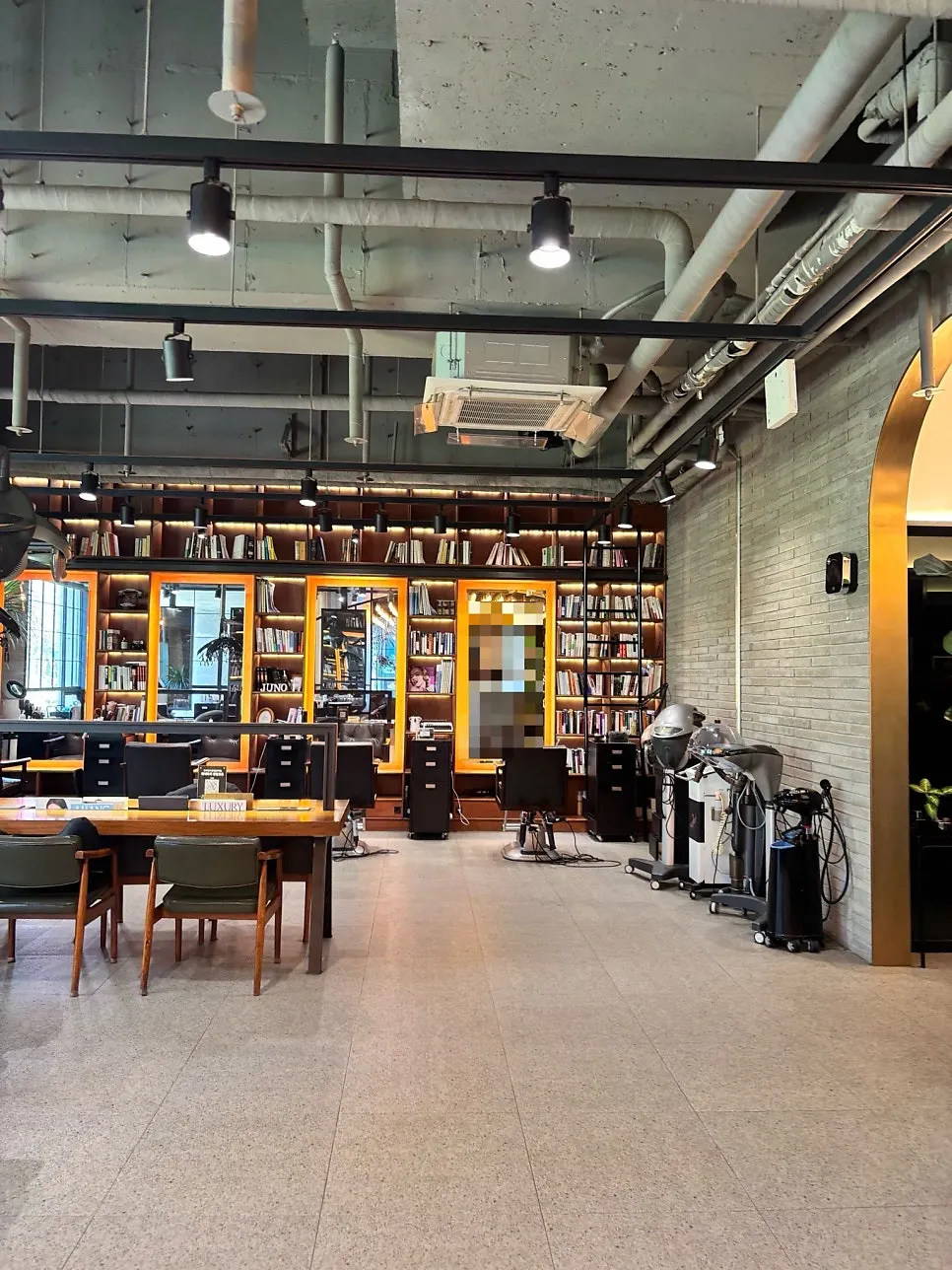 High-ceilinged hair styling area at Juno Hair Hongdae Entrance Branch