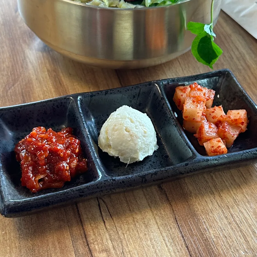 고추장 양념과 한우 육회를 비빈 비빔밥